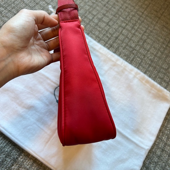 Prada Re-Edition 2000 Nylon Bag Rosso - Picture 7 of 9